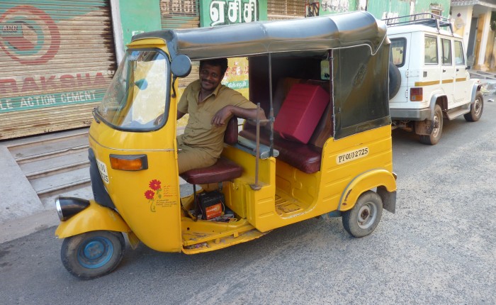 Coussin de méditation SpiritOpus en Inde, dans son rickshaw