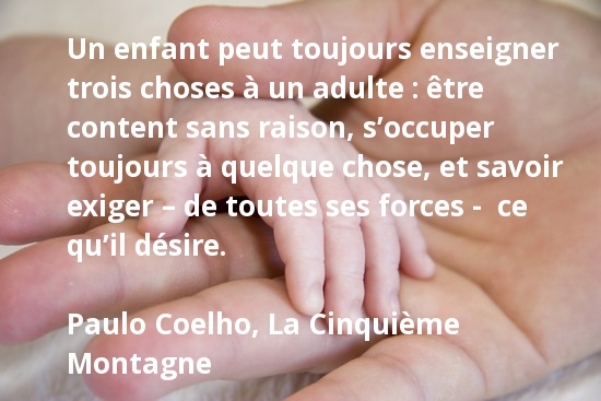 Un enfant peut toujours enseigner trois choses à un adulte - Paulo Coelho