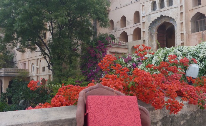 coussin méditation fleurs rouge