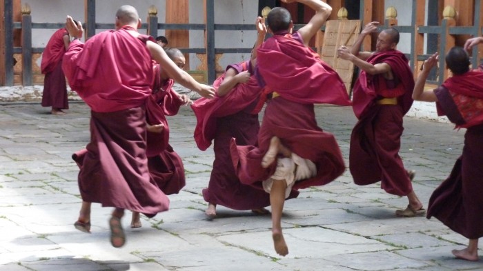 Moines du Bhoutan et robes marsala