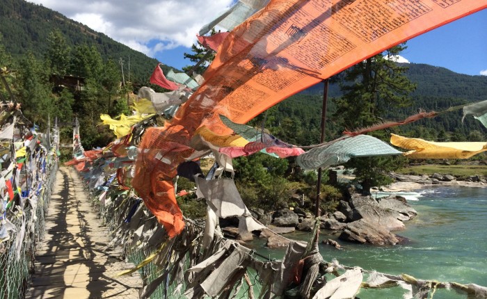 Drapeaux de prières au Bhoutan sur un pont, méditation, SpiritOpus