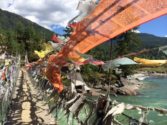 Drapeaux de prières au Bhoutan sur un pont, méditation, SpiritOpus